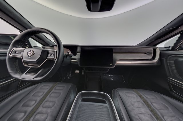 2023 Rivian R1S — photo 23 of 27
