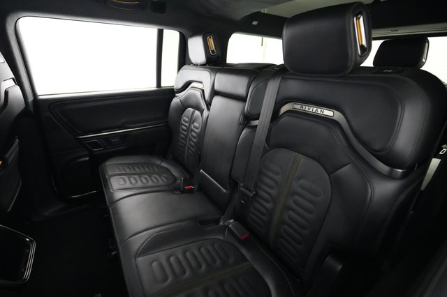 2023 Rivian R1S — photo 19 of 27
