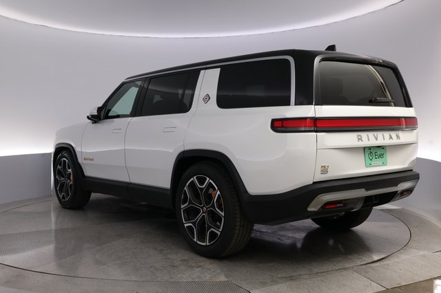 2023 Rivian R1S — photo 13 of 27