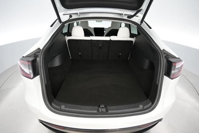 2022 Tesla Model Y — photo 6 of 26