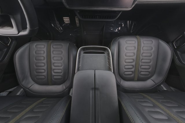 2023 Rivian R1S — photo 24 of 27