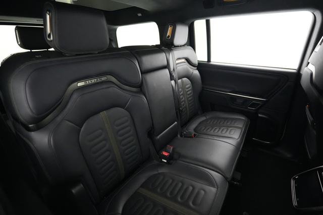 2023 Rivian R1S — photo 4 of 27