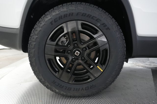 2023 Rivian R1S — photo 17 of 27