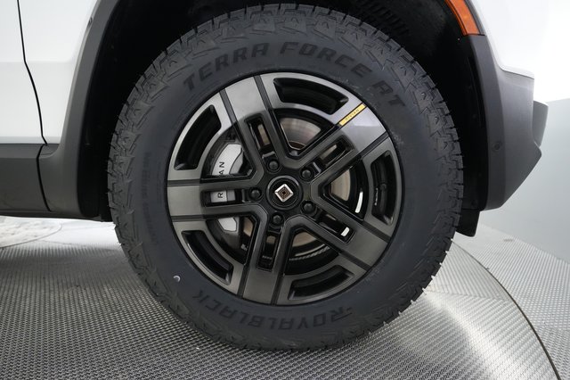 2023 Rivian R1S — photo 16 of 27