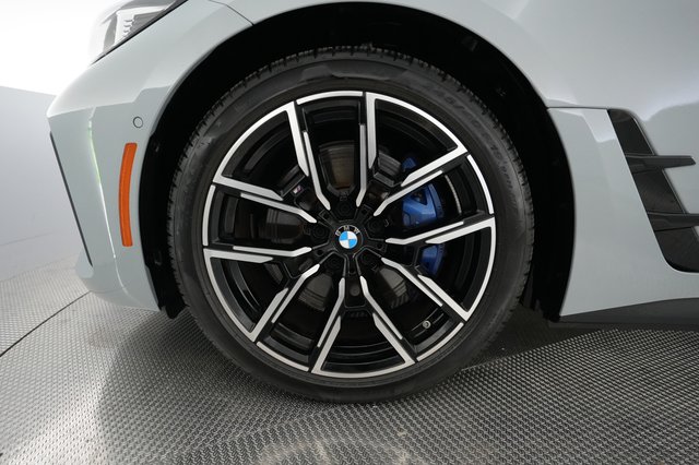 2025 BMW i4 — photo 15 of 23