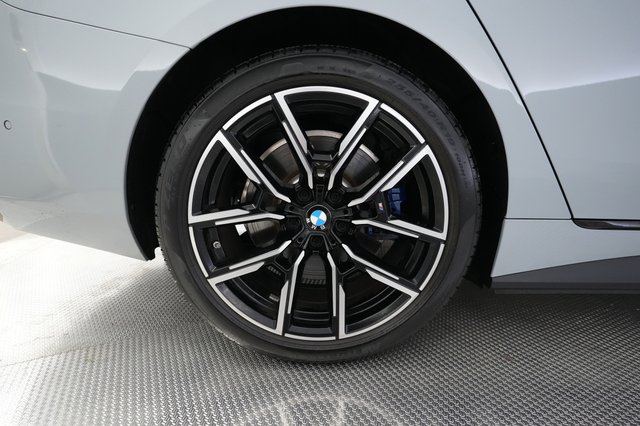 2025 BMW i4 — photo 17 of 23