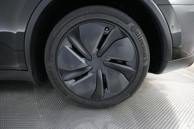 2026 Tesla Model Y — photo 7 of 28