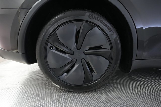 2026 Tesla Model Y — photo 17 of 28