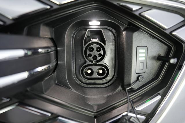 2023 Genesis Electrified GV70 — photo 8 of 24