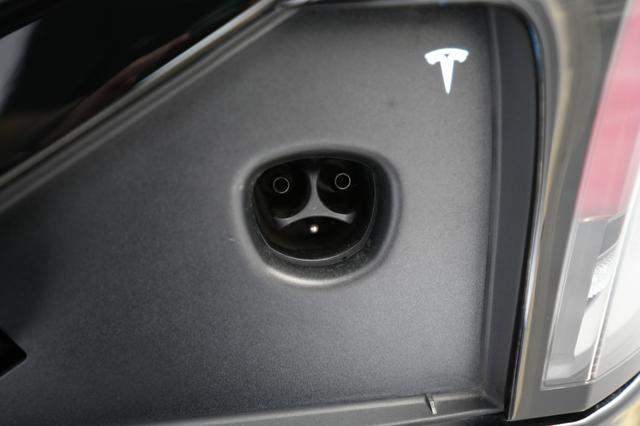 2023 Tesla Model X — photo 8 of 28