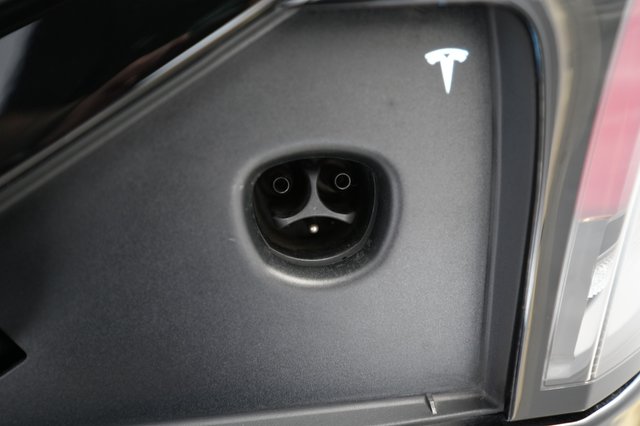 2023 Tesla Model X — photo 8 of 28