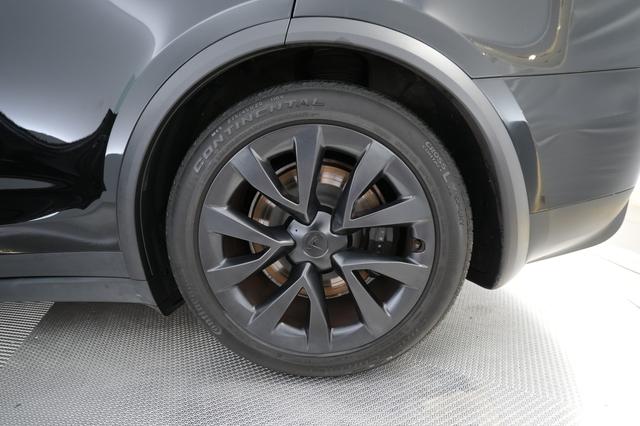 2023 Tesla Model X — photo 7 of 28