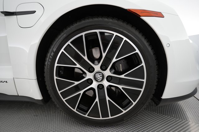 2023 Porsche Taycan — photo 15 of 26