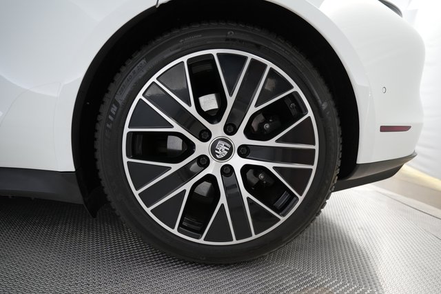2023 Porsche Taycan — photo 17 of 26