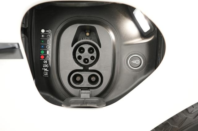 2023 Porsche Taycan — photo 8 of 26