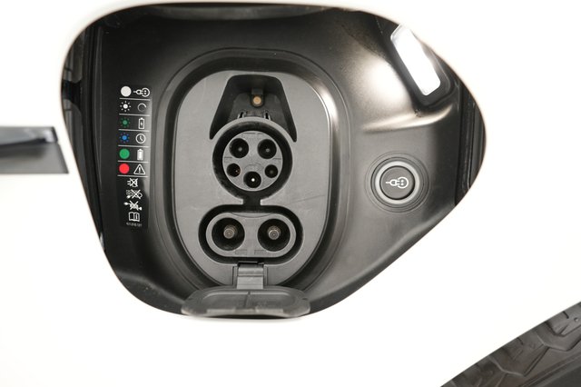 2023 Porsche Taycan — photo 8 of 26
