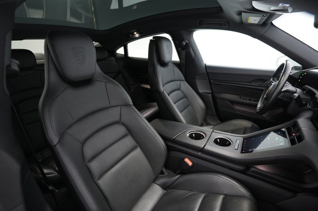 2023 Porsche Taycan — photo 18 of 26