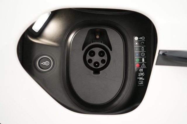 2023 Porsche Taycan — photo 23 of 26