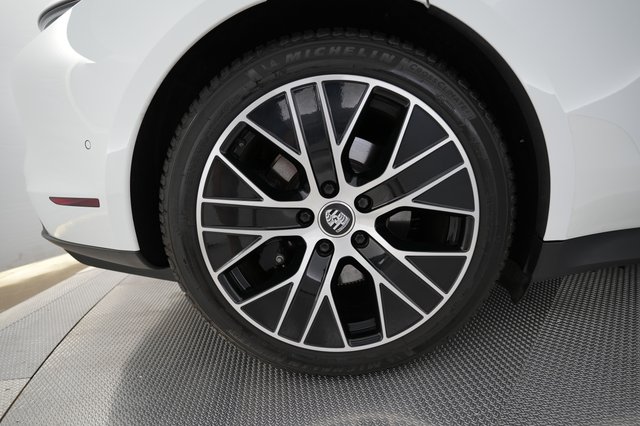 2023 Porsche Taycan — photo 7 of 26