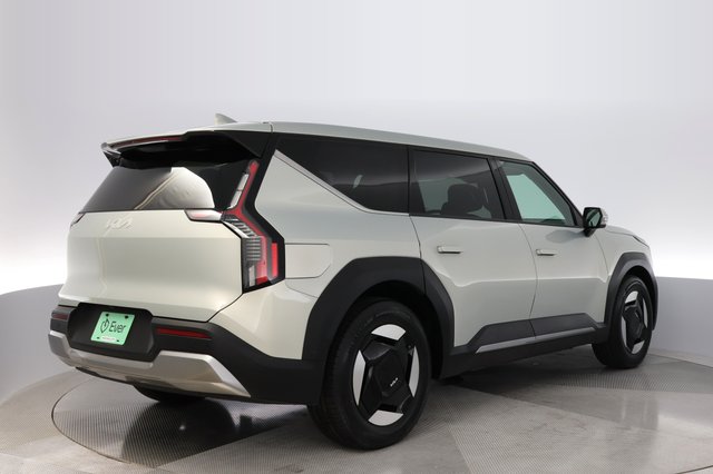 2024 Kia EV9 — photo 2 of 26