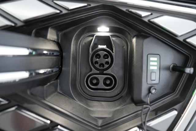 2025 Genesis Electrified GV70 — photo 8 of 24