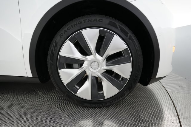 2021 Tesla Model Y — photo 16 of 24