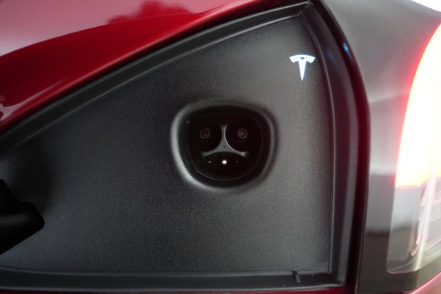 2024 Tesla Model S — photo 8 of 24