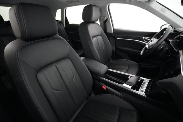 2019 Audi e-tron — photo 18 of 28