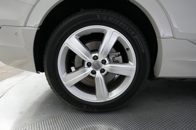 2019 Audi e-tron — photo 17 of 28