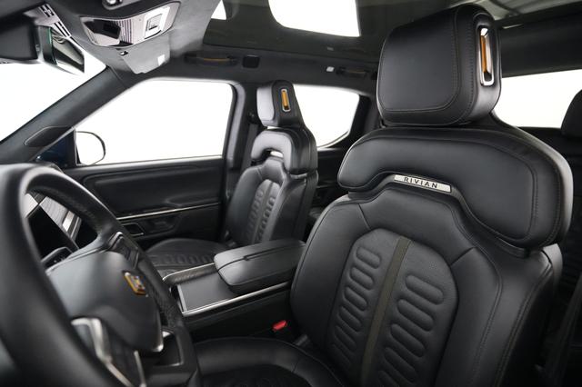 2022 Rivian R1T — photo 3 of 25