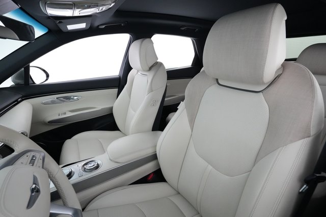 2023 Genesis Electrified GV70 — photo 3 of 28