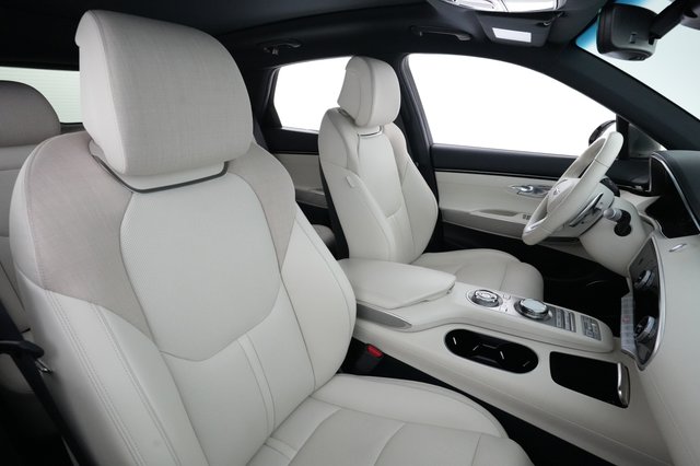 2023 Genesis Electrified GV70 — photo 18 of 28