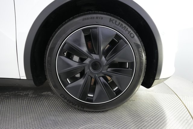 2021 Tesla Model Y — photo 16 of 27