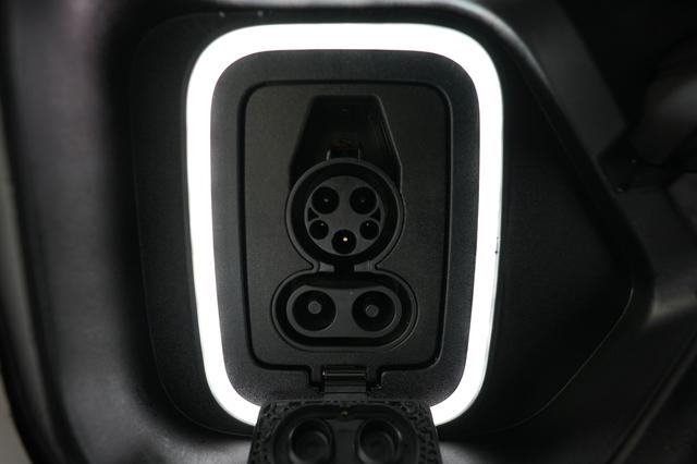 2022 Rivian R1T — photo 8 of 25