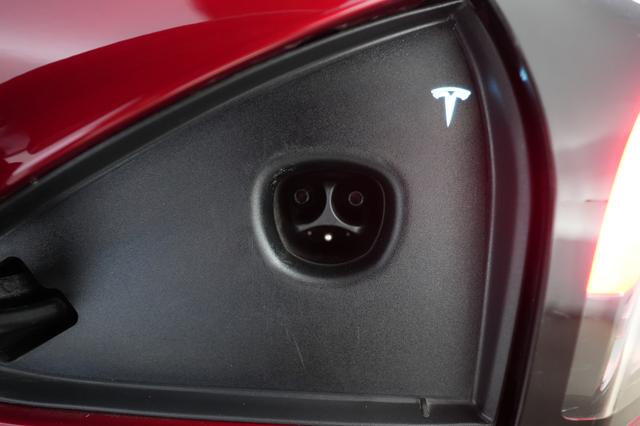 2023 Tesla Model S — photo 8 of 24