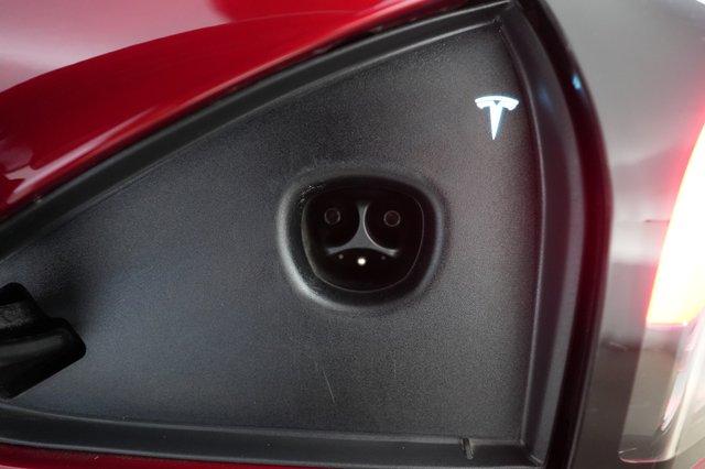 2023 Tesla Model S — photo 8 of 24