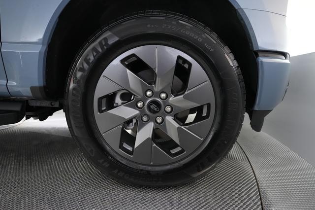 2023 Ford F-150 Lightning — photo 10 of 18