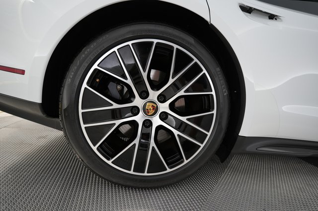 2022 Porsche Taycan — photo 17 of 26