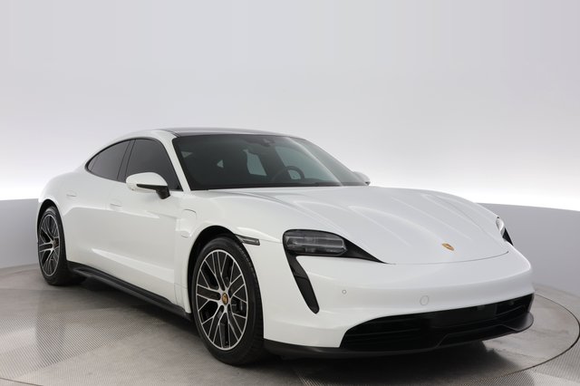 2022 Porsche Taycan — photo 10 of 26
