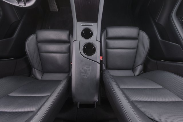 2022 Porsche Taycan — photo 22 of 26