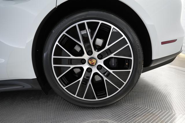 2022 Porsche Taycan — photo 7 of 26