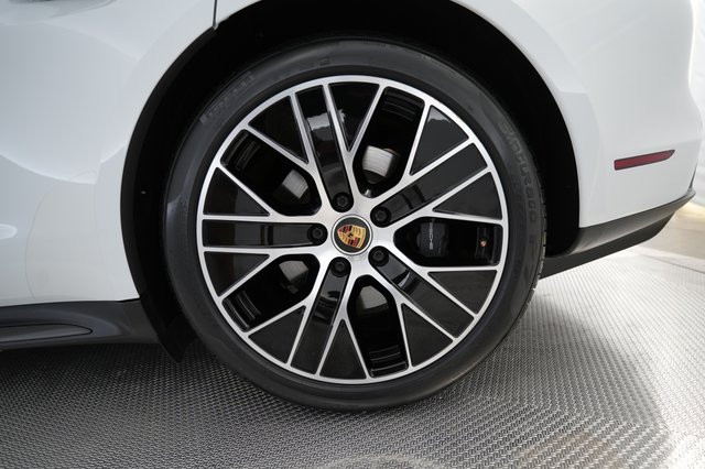 2022 Porsche Taycan — photo 7 of 26