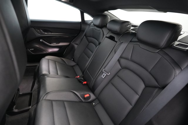 2022 Porsche Taycan — photo 19 of 26