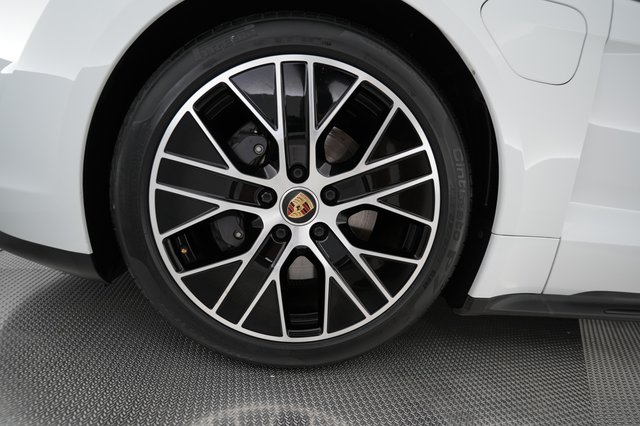 2022 Porsche Taycan — photo 15 of 26