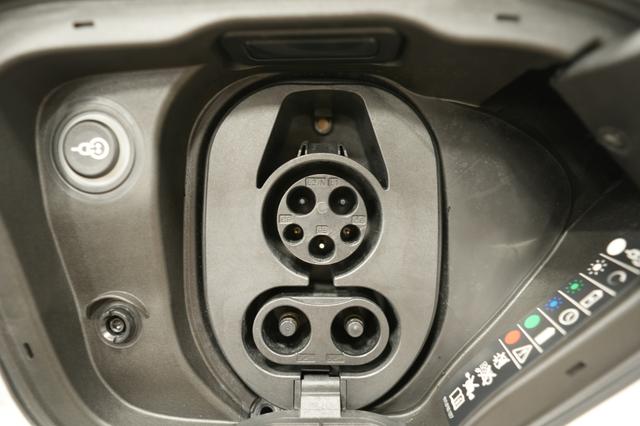 2022 Porsche Taycan — photo 8 of 26