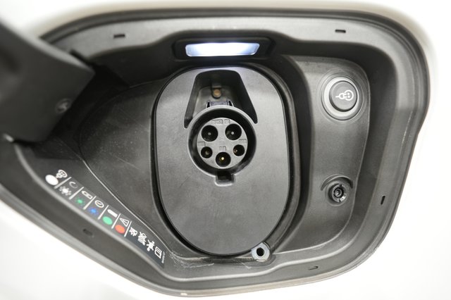 2022 Porsche Taycan — photo 23 of 26