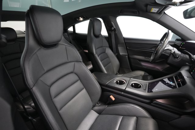 2022 Porsche Taycan — photo 18 of 26