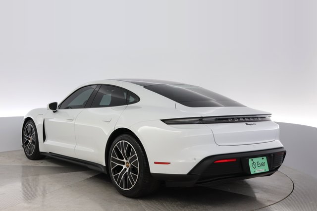 2022 Porsche Taycan — photo 13 of 26