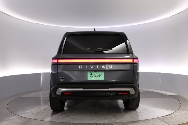 2025 Rivian R1S — photo 12 of 24