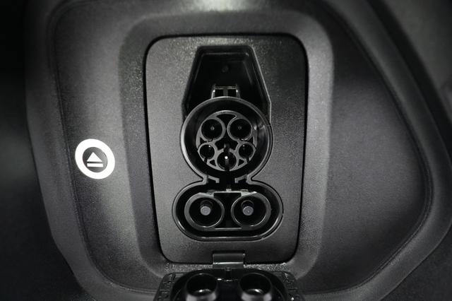 2025 Rivian R1S — photo 8 of 24